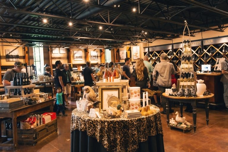 Wijnwinkel in Kelowna met bezoekers en proeverijruimte