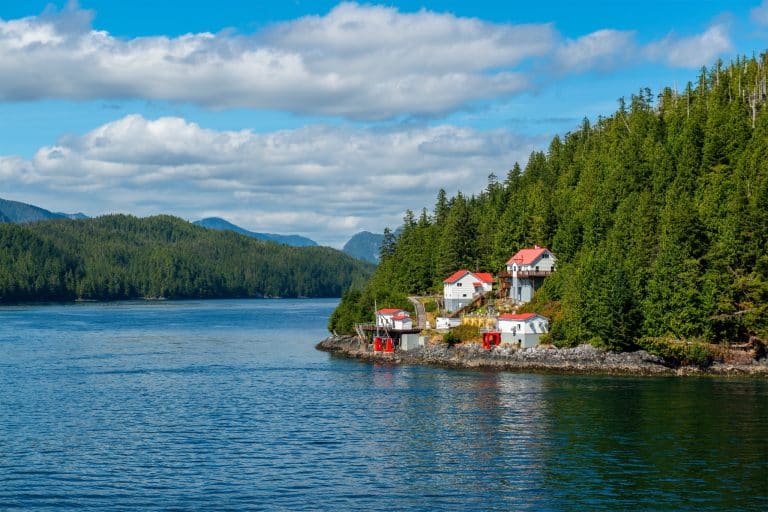 West Canada BC Port Hardy vuurtoren en gebouwen op rotsachtige kust