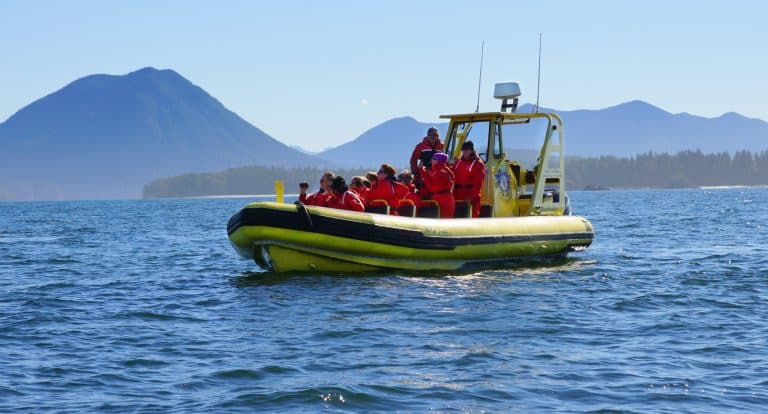 West Canada BC Tofino whale watching boot op zee