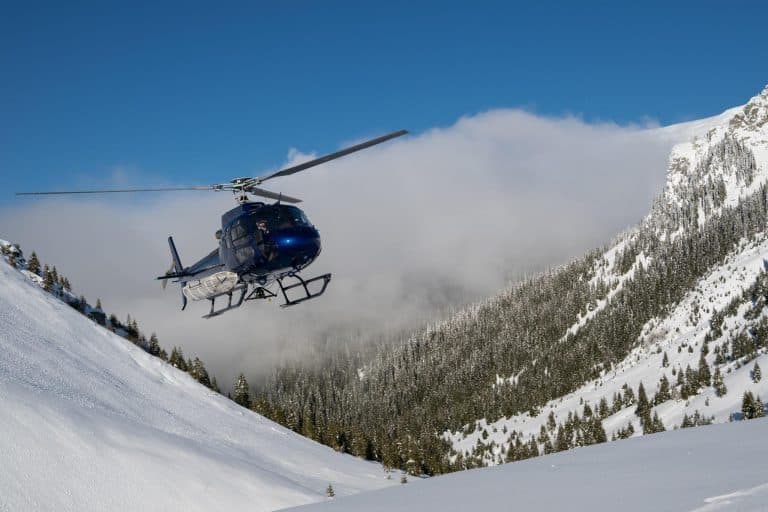 West Canada BC Whistler helikopter boven besneeuwde bergen