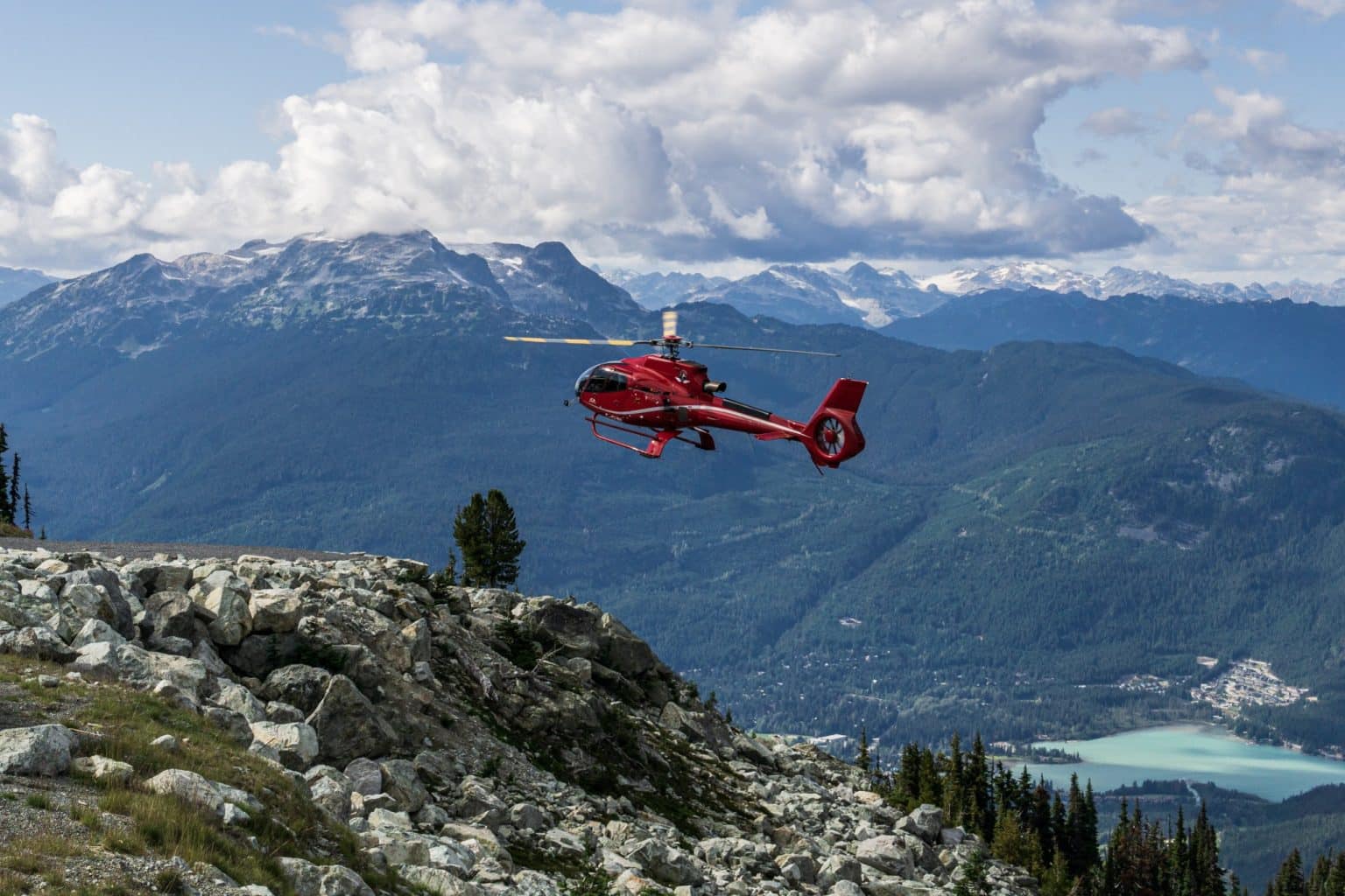 West Canada BC Whistler helikopte vlucht boven bergen en meer