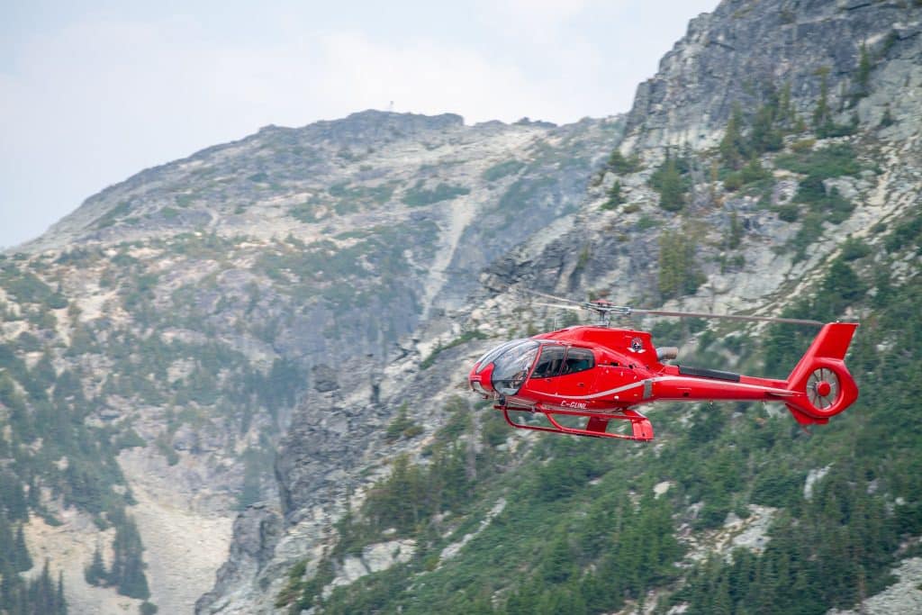 West Canada BC Whistler helikopter vlucht langs berghelling