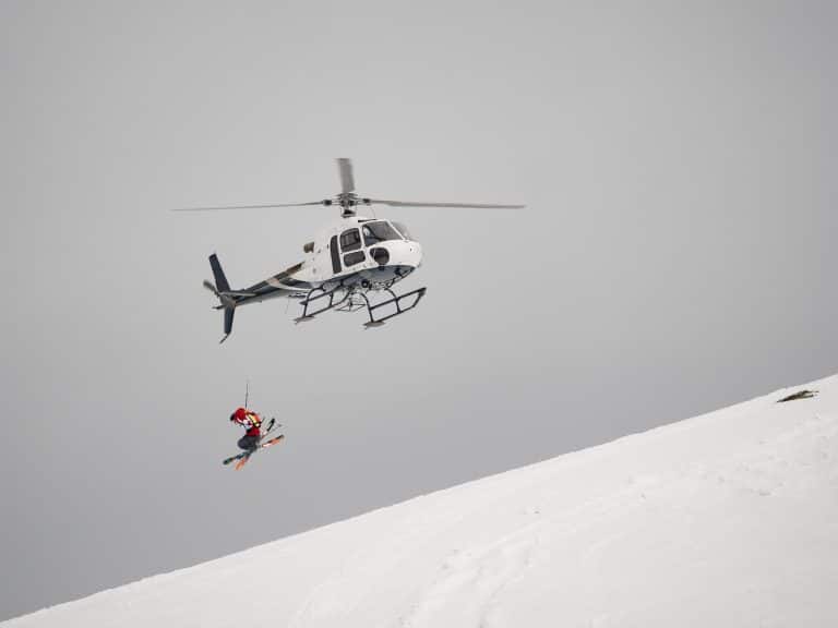 West Canada BC Whistler heliskier springt uit helikopter boven sneeuwhelling