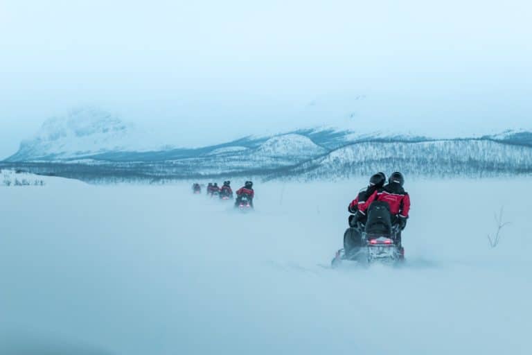 West Canada BC Whistler sneeuwscooters door berglandschap met sneeuwstorm