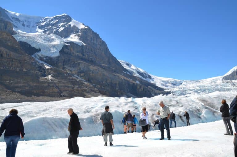 Yukon Noord Canada AB Columbia Icefield Athabasca Glacier wandelaars op de gletsjer