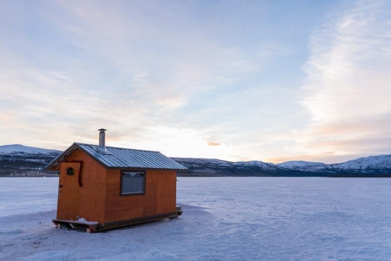 Yukon Noord Canada YT Whitehorse ijsvishut op bevroren meer bij schemering