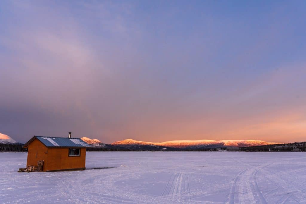 Yukon Noord Canada YT Whitehorse ijsvishut op bevroren meer bij zonsondergang
