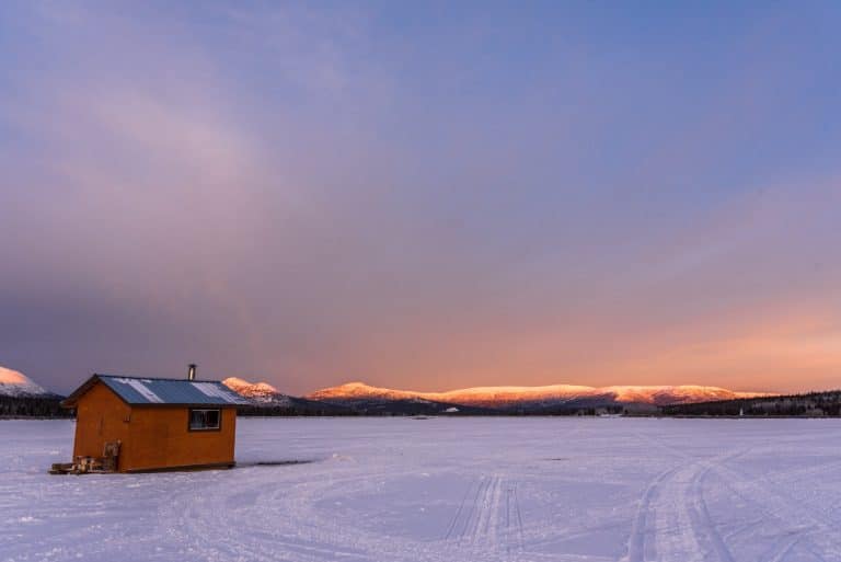 Yukon Noord Canada YT Whitehorse ijsvishut op bevroren meer bij zonsondergang