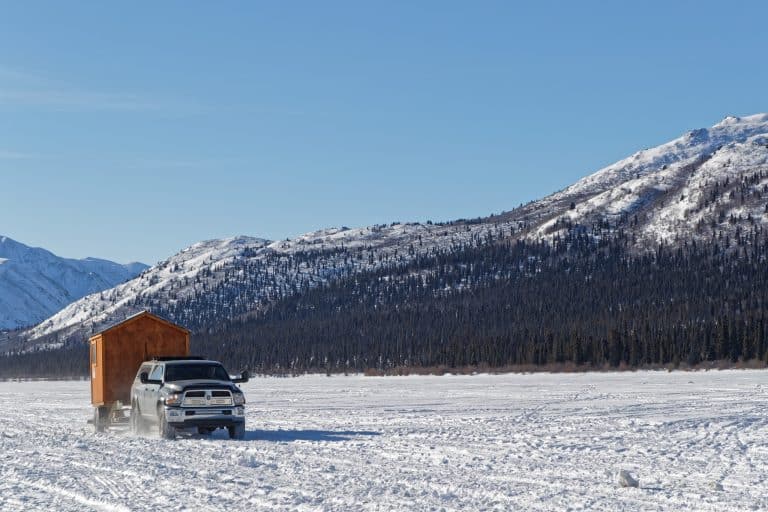 Yukon Noord Canada YT Whitehorse pickup met ijsvishut op bevroren meer