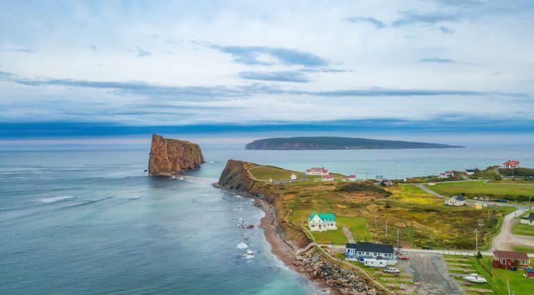 Rocher Percé en kustlijn in Percé, Québec