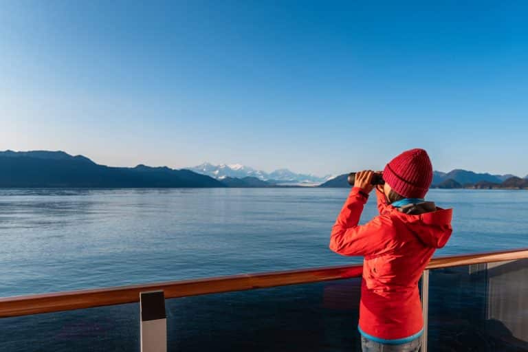 Reisbeperkingen en bijzondere weersomstandigheden Canada Cruisereiziger kijkt naar gletsjers in de Inside Passage van Canada