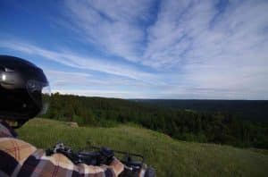 Historic Reesor Ranch met quadrijder en uitzicht over Battle Creek Valley.