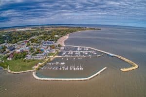 Gimli met jachthaven, strand en Lake Winnipeg vanuit de lucht.