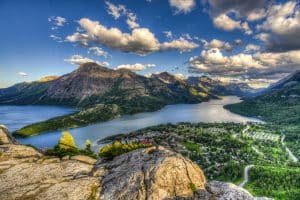 Waterton Lakes National Park met Upper Waterton Lake, bergen en Waterton Park.